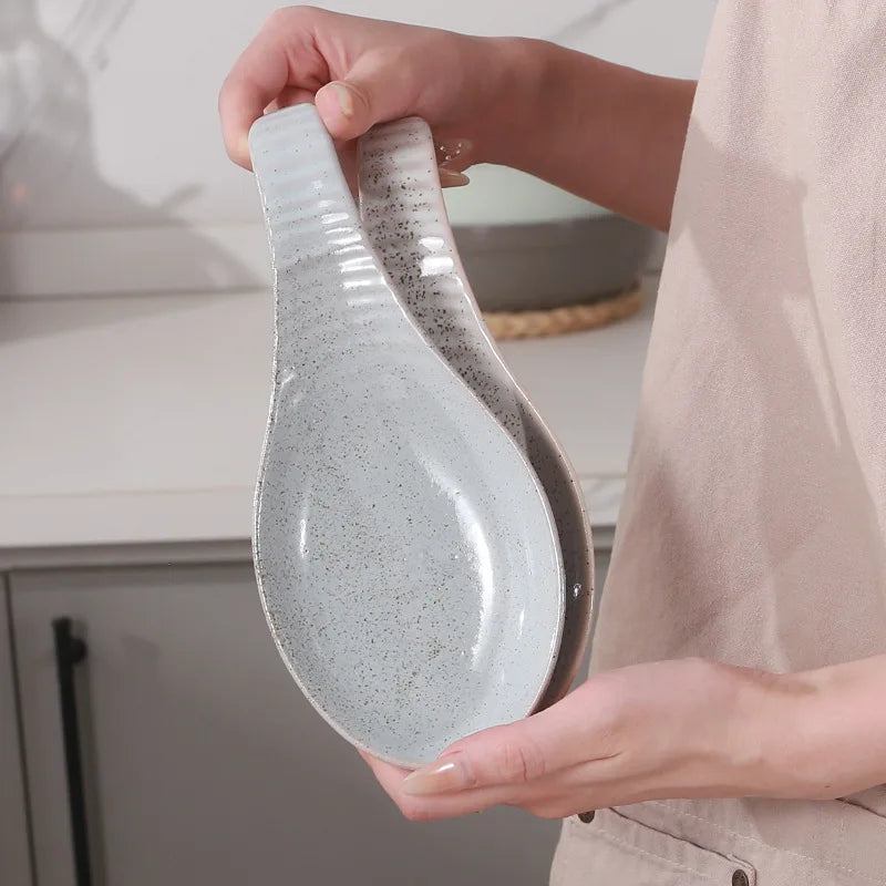 Accessoire de cuisine bleu organisant les ustensiles sur plan de travail
