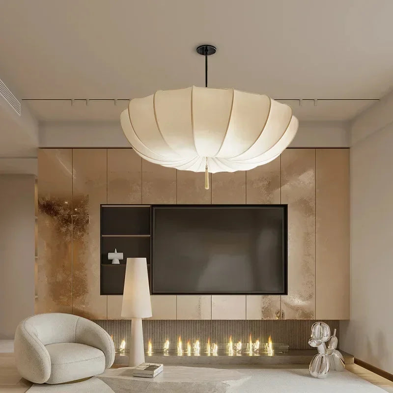 Suspension lumineuse moderne plissée beige clair lumière froide neutre chaude salon chambrehôtel