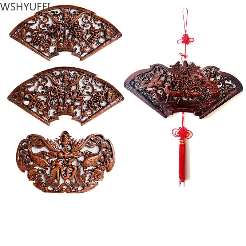 éventail sculpté bois fleurs oiseaux symboles chinois artisanal traditionnel rubans rouges suspension decoration mur