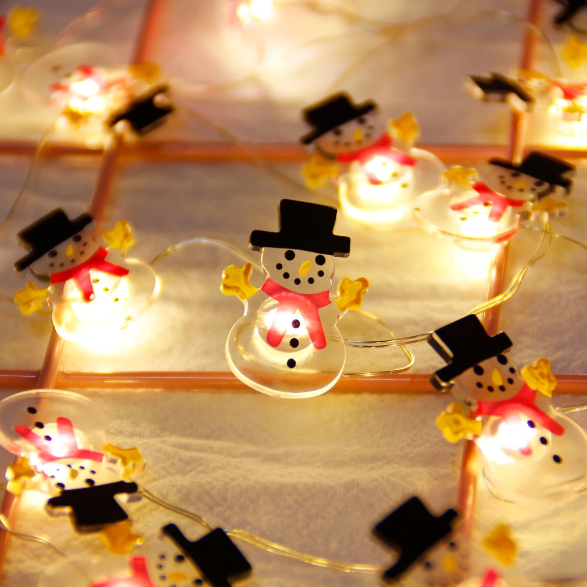 guirlande lumineuse noel personnage pere noel bonhomme neige renne jaune rouge ornement decoration festive