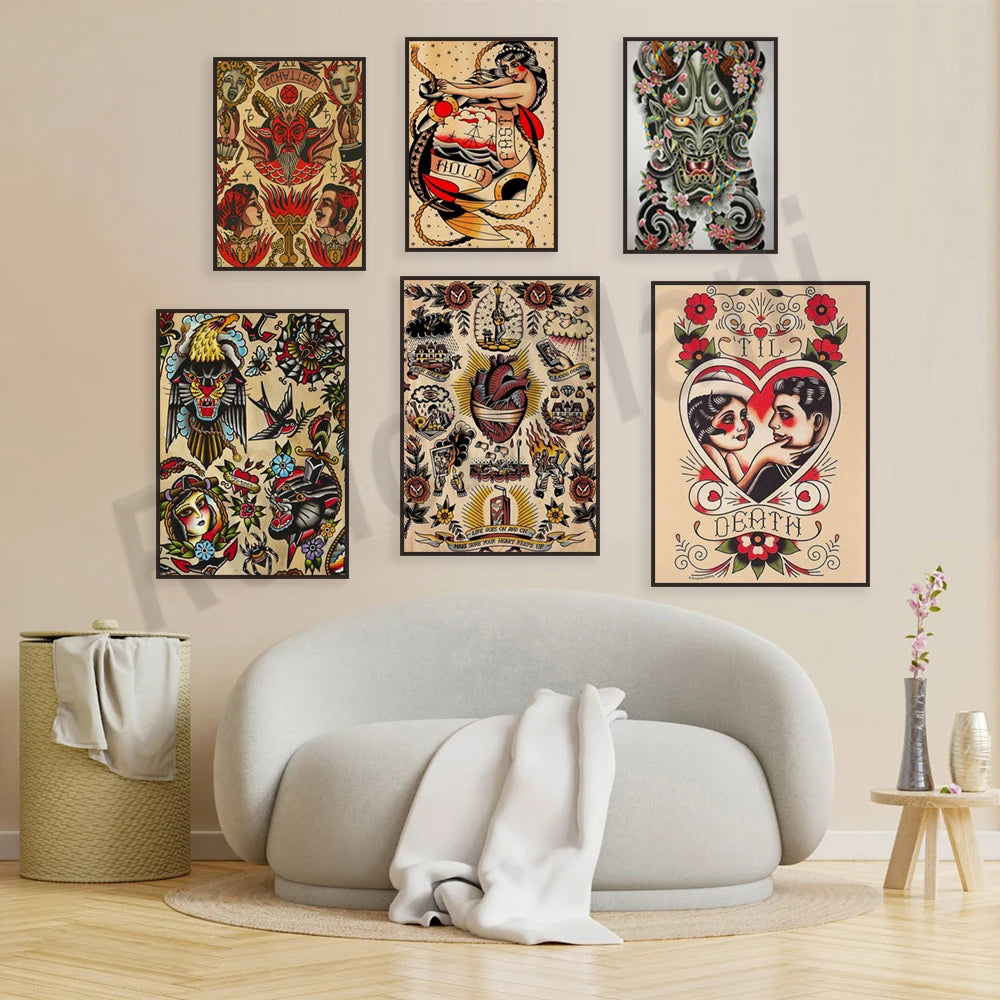 Cette image présente un ensemble de tableaux décoratifs muraux au style de tatouage traditionnel, représentant des motifs floraux, des figures mystiques et des symboles de la mort, créant une ambiance artistique et évocatrice dans l'espace.