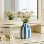 vase porcelaine rayures horizontales bleu blanc rose jaune rouge moderne minimalisteintérieur décoration fleurs