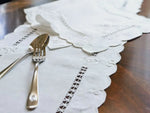 chemin table floral brodé lin blanc motifs ajourés vintage traditionnel festonné rectangle
