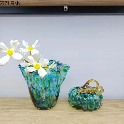 Vase en verre transparent coloré blanc sur une table avec des fleurs