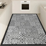 Motifs décoratifs monochrome élégants sur un tapis dans une cuisine moderne.