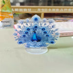 statue paon bleu plumes strass motif floral décoration intérieure support transparent ornement