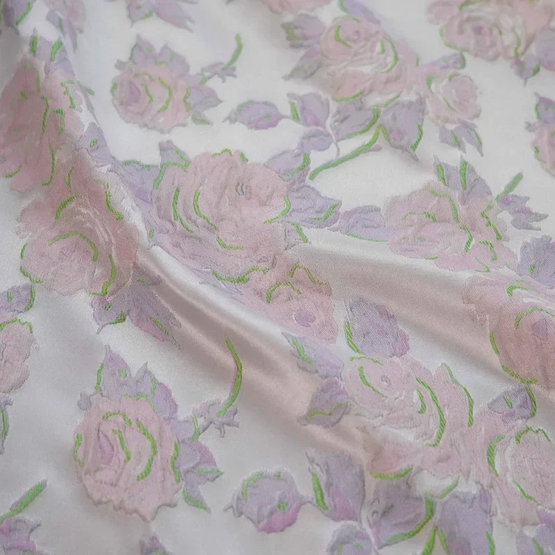 tissu polyester jacquard motifs floraux roses coloris blanc rose violet vert tissu brocart élégant