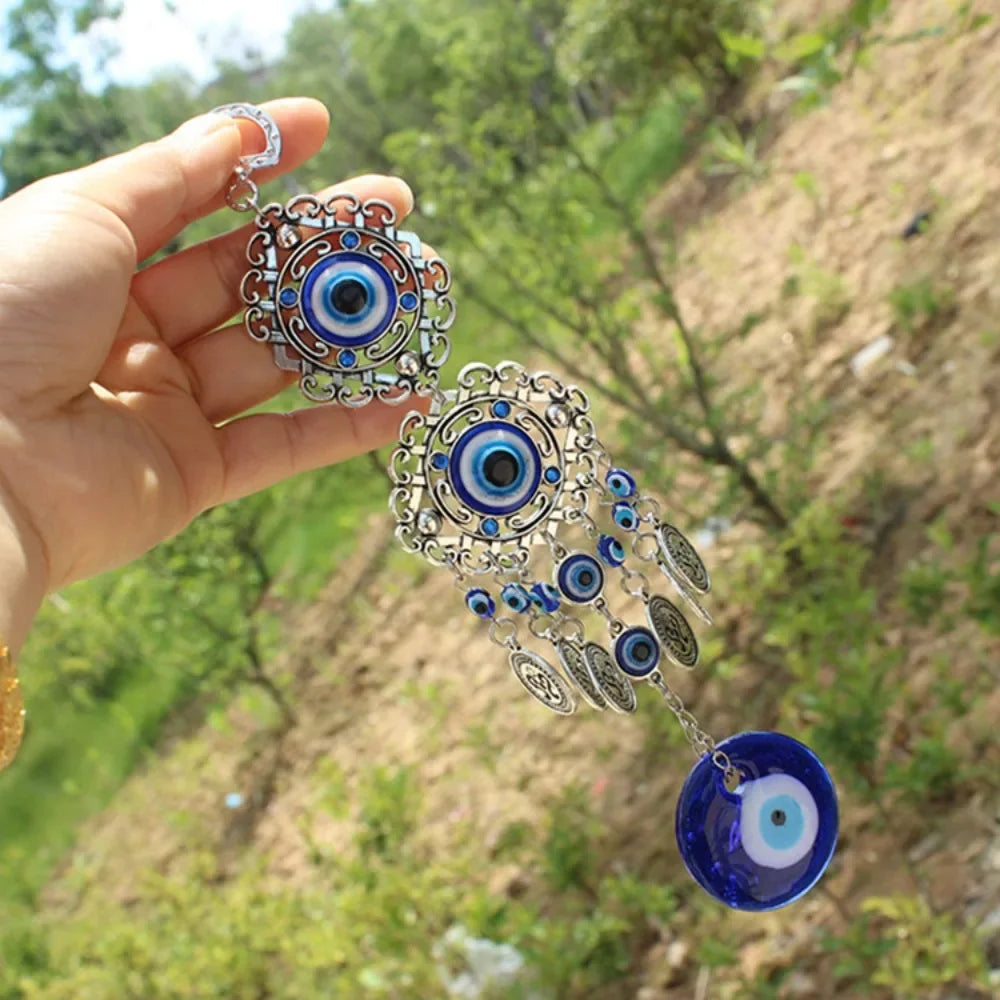 Pendentif oeil turc bleu argenté motifs géométriques artisanal protection maison