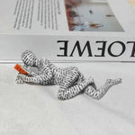 statue résine moderne statuette penseur lecture livre rouge orange noir
