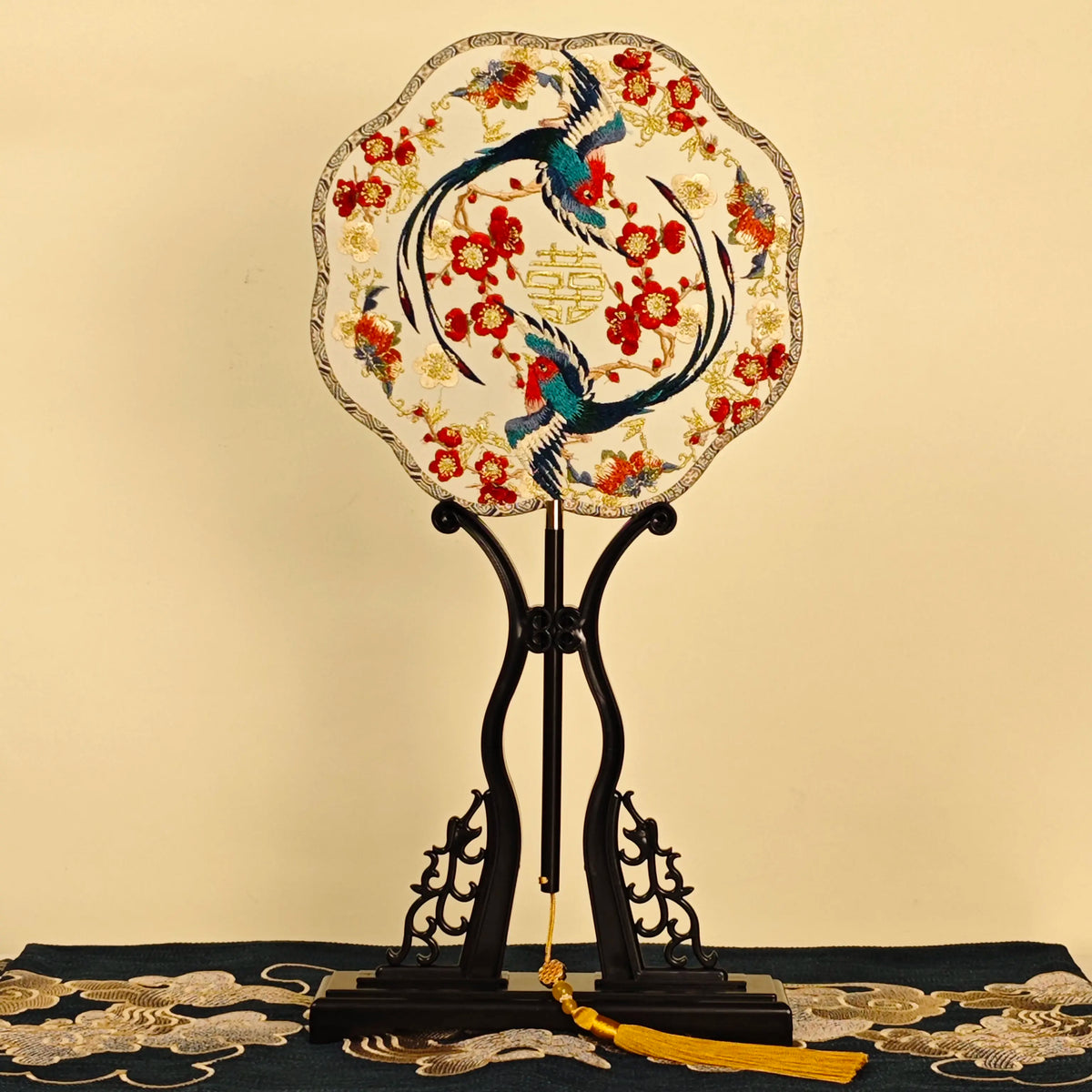 éventail traditionnel brodé oiseaux fleurs chinois rouge bleu doré poignée pompon