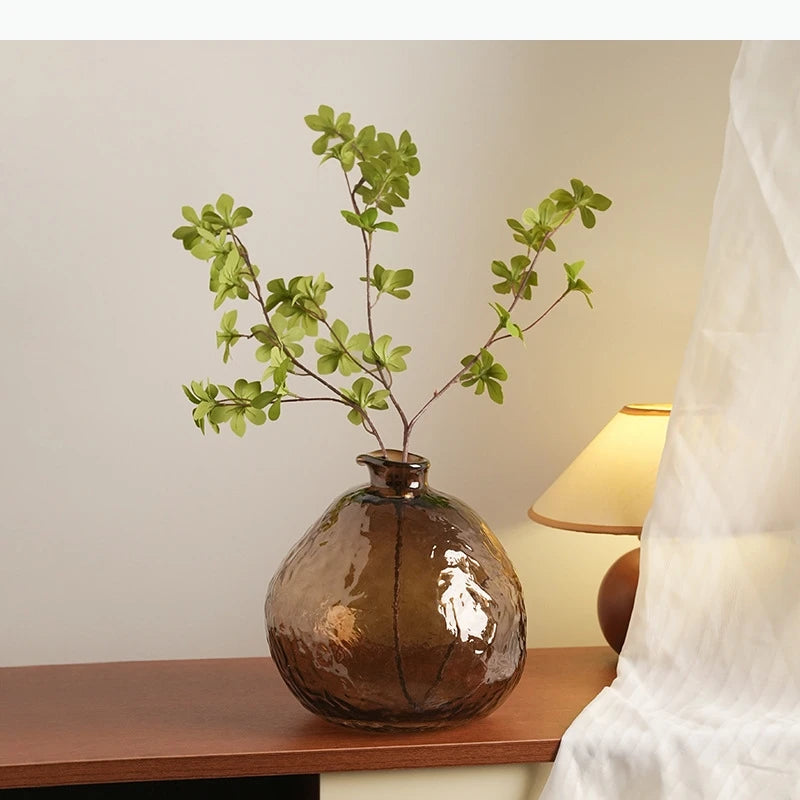 vase transparent brun clair forme arrondie branches fleurs décoration table moderne transparent texture bosselée