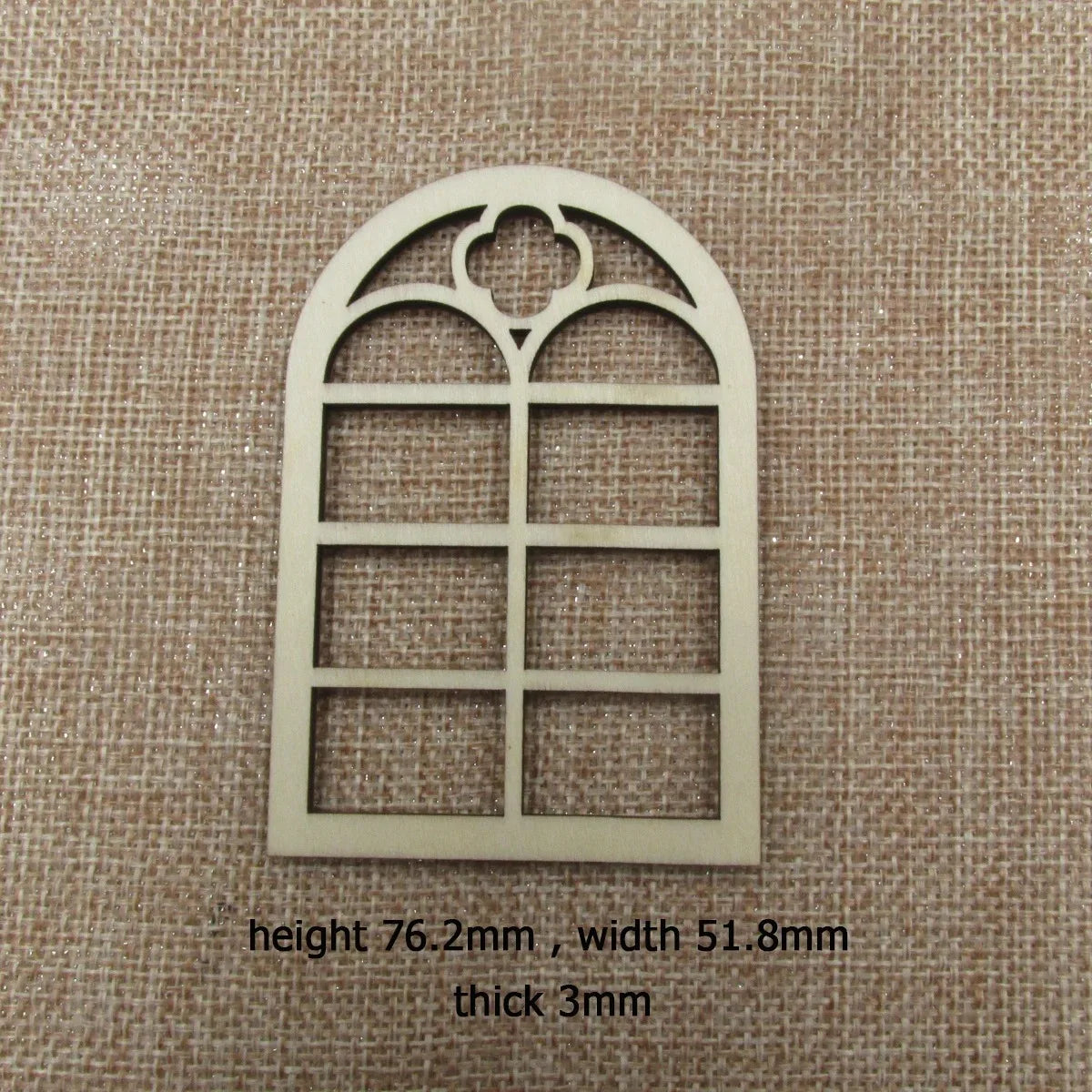 fenêtres décoratives gothiques arches croix motifs géométriques bois beige clair décoration intérieure artisanat miroir