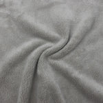 Texture floue et soyeuse d'un tissu gris chiné.