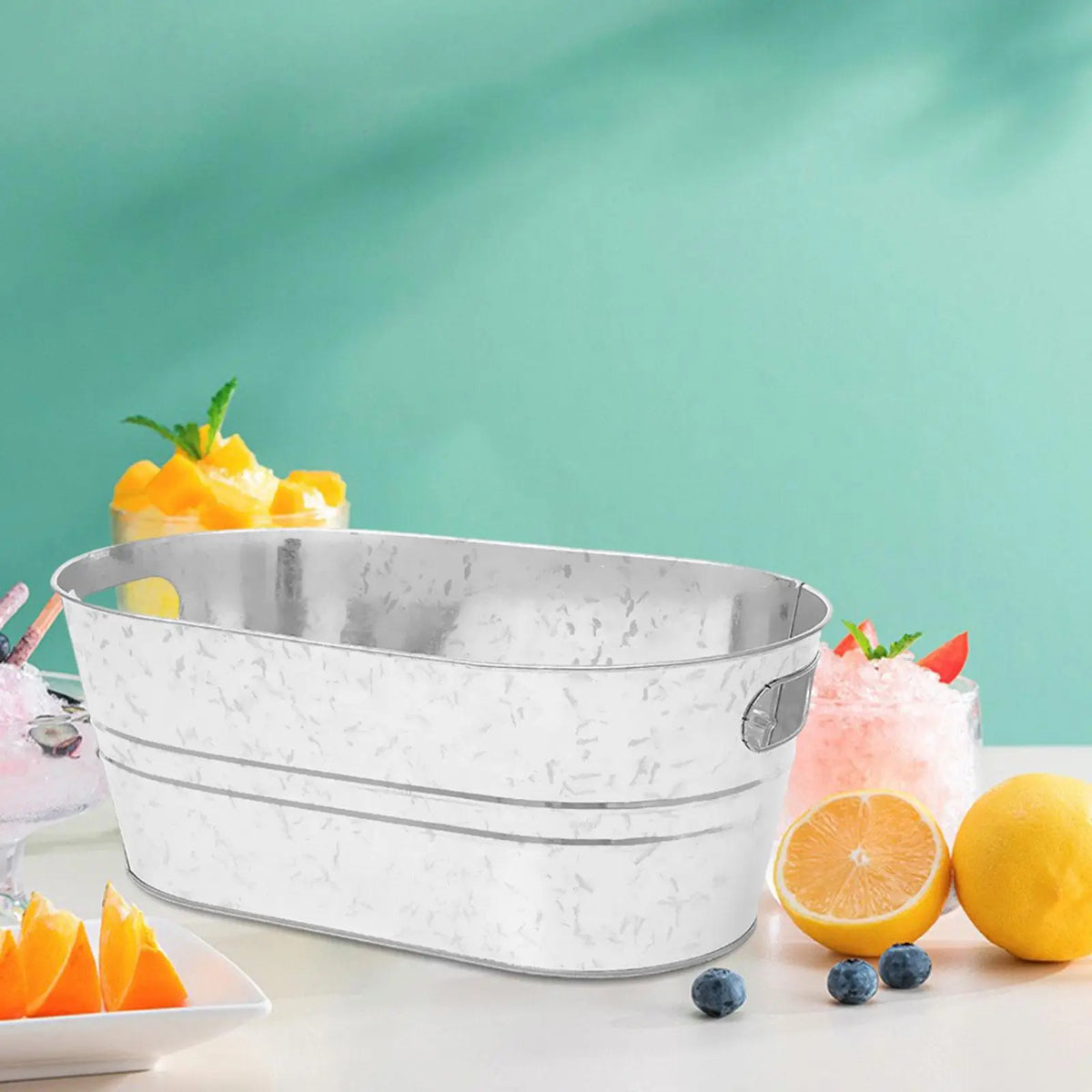 seau glaçons métal argenté rustique bouteilles cocktails verres parties piscine boissons fraîches