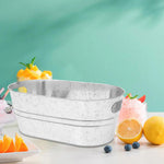 seau glaçons métal argenté rustique bouteilles cocktails verres parties piscine boissons fraîches
