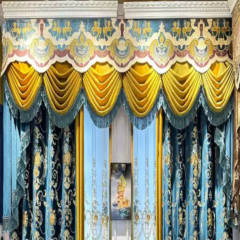 Rideaux de luxe pour salon, ornés de motifs baroques et de couleurs riches, bleu et or. Idéal pour ajouter une touche d'élégance à votre intérieur, transformant n'importe quelle pièce en un espace raffiné et classique. Accessoire de décoration parfait pour créer une ambiance chaleureuse et accueillante.
