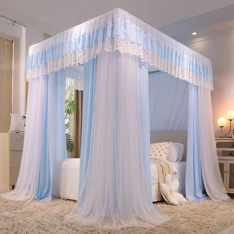 Lit avec canopy en tissu bleu et blanc décoré d'un style romantique, avec des rideaux et une structure aérienne donnant une impression de douceur et d'élégance dans la chambre.