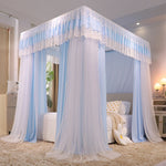 Lit avec canopy en tissu bleu et blanc décoré d'un style romantique, avec des rideaux et une structure aérienne donnant une impression de douceur et d'élégance dans la chambre.