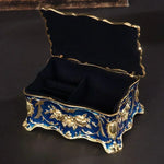 Boîte à bijoux luxe bleue avec incrustations de diamants ouverte