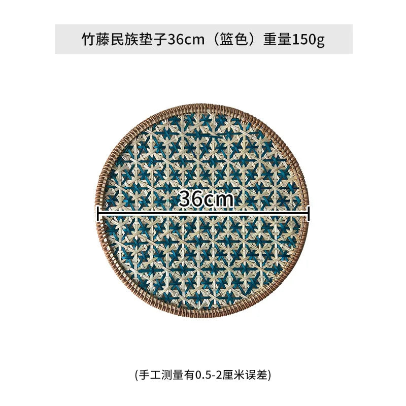 assiettes rondes décoratives tressées motifs géométriques bohèmes couleurs variées sous plats décoratifs