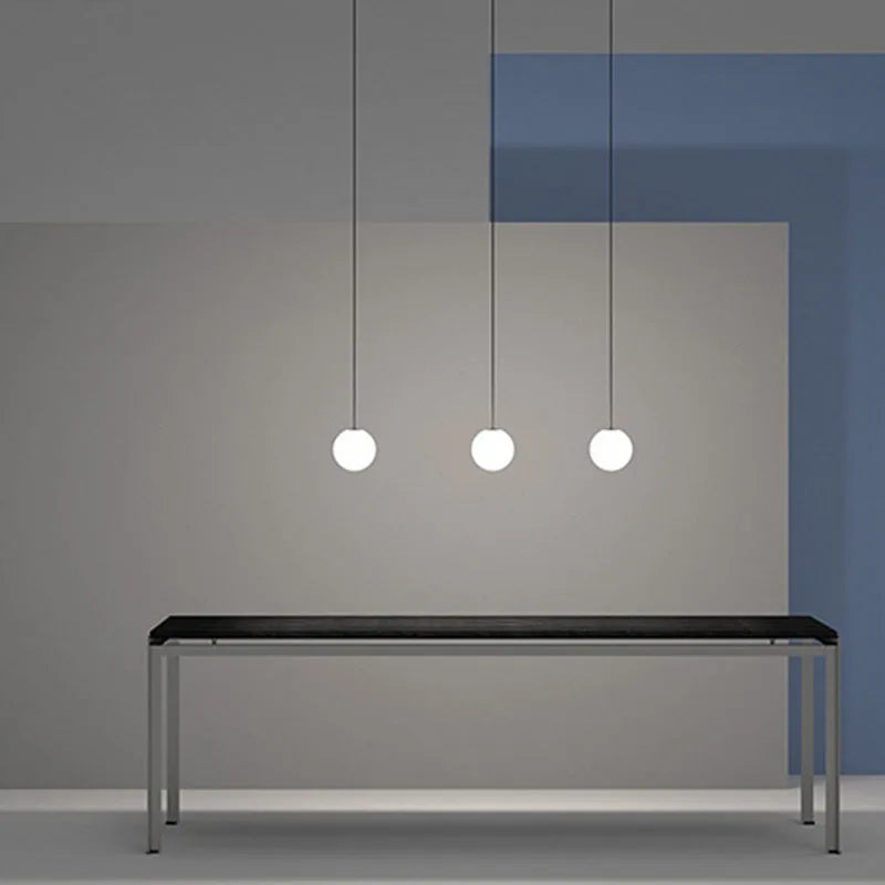 suspension lumineuse sphère verre blanc moderne minimaliste salon cuisine métal doré noir