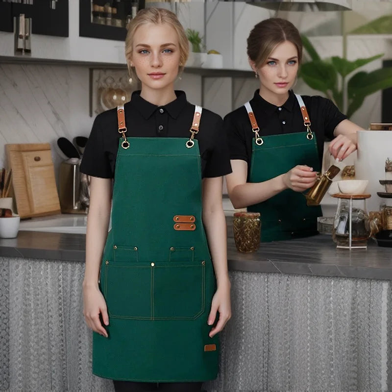 Tablier de cuisine noir avec design court et pratique pour le nettoyage