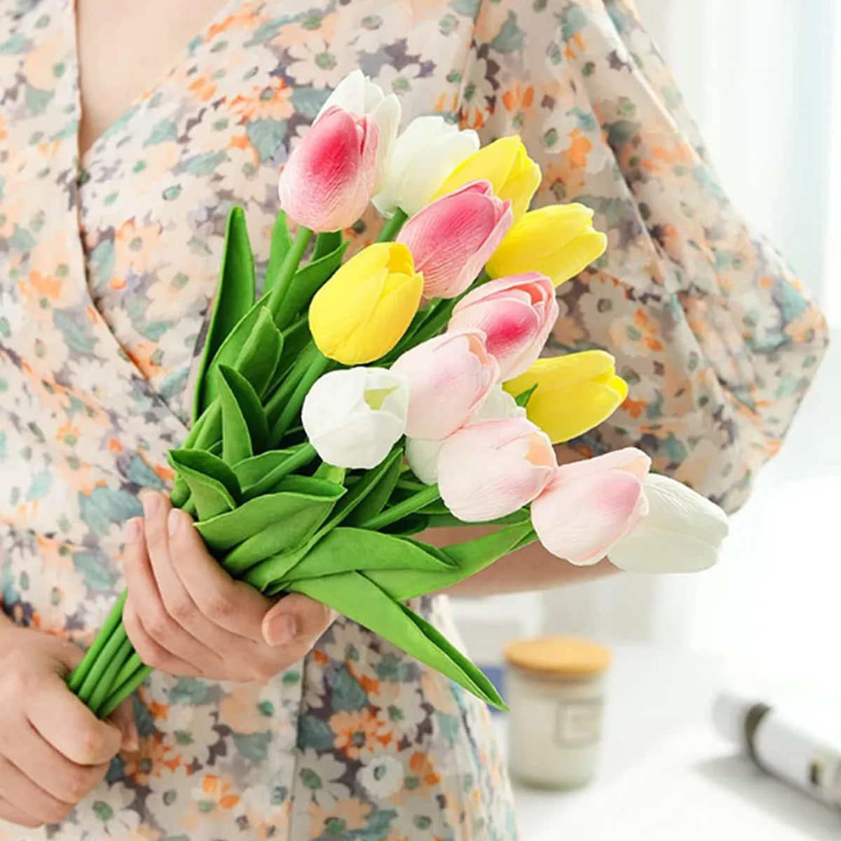 décoration extérieure moderne bouquet tulipes artificielles couleurs variées minimaliste maison jardin