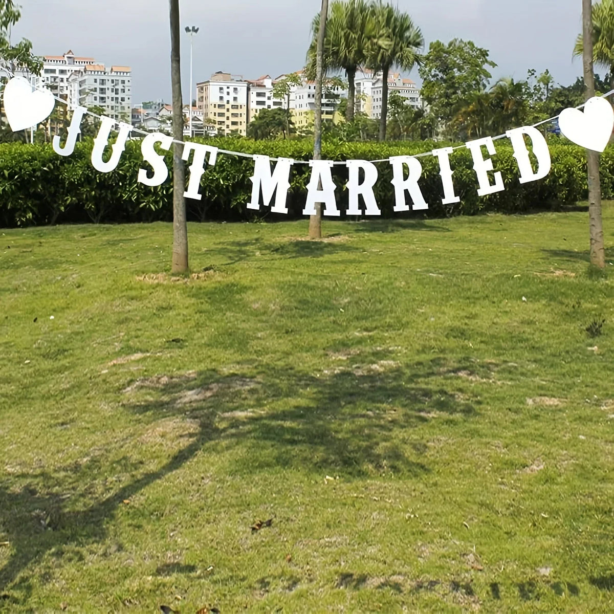 décoration mariage bannière just married coeurs blancs mr mrs lettres relief triangles crème