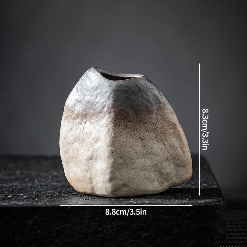 vase decoratif moderne minimaliste beige brun foncé texture grungy ombre douce decoration table fleur