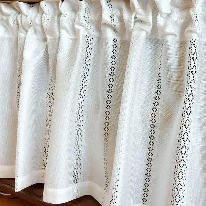 rideau court blanc dentelle classique motif points noirs salon maison intérieur