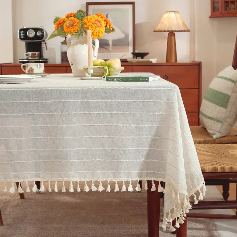 nappe table blanche rayures rustique franges assiettes couverts fleurs vase thé livres