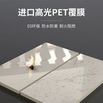 Panneau mural marbre brillant PET - installation dans un salon moderne