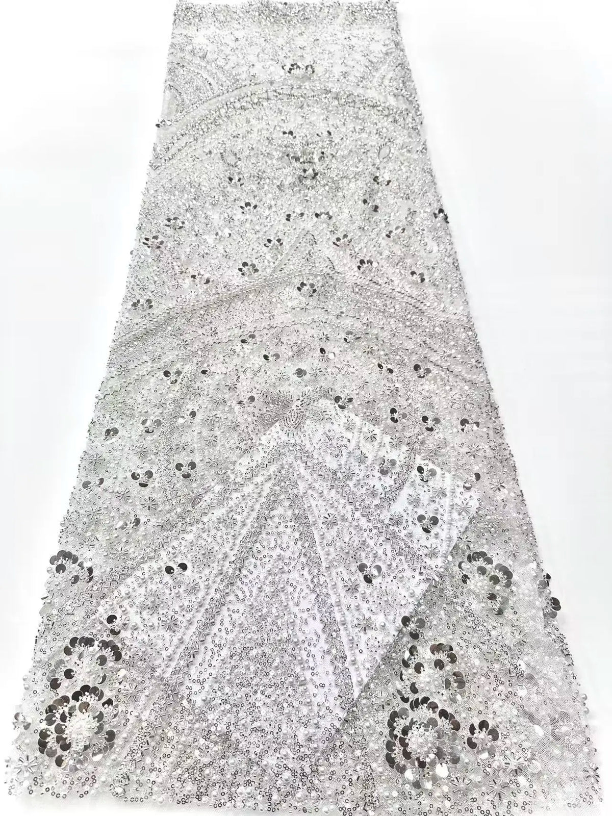 tissu décoratif vert olive noir doré rose pâle sequins motifs floraux broderie luxueux élégant
