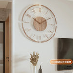 horloge murale bois marron clair minimaliste moderne salon quartz aiguille semi transparent déco chambre