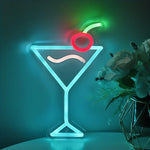 Enseigne LED martini allumée dans l'obscurité