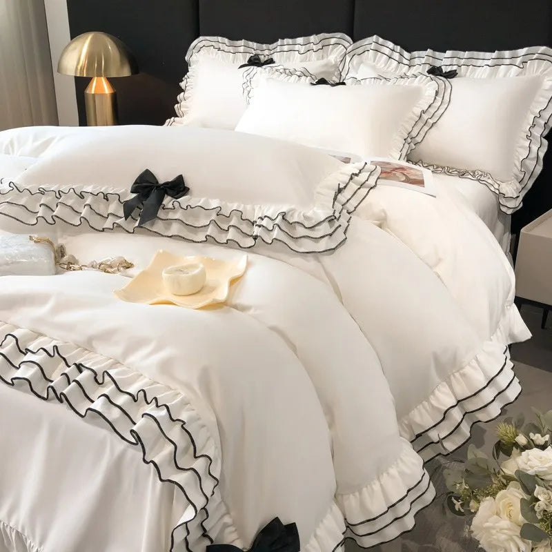 Détail des nœuds papillon sur la housse de couette blanche