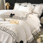 Détail des nœuds papillon sur la housse de couette blanche