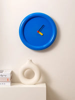 horloge murale moderne miniaiguilles couleurs jaune rouge bleu rond simple
