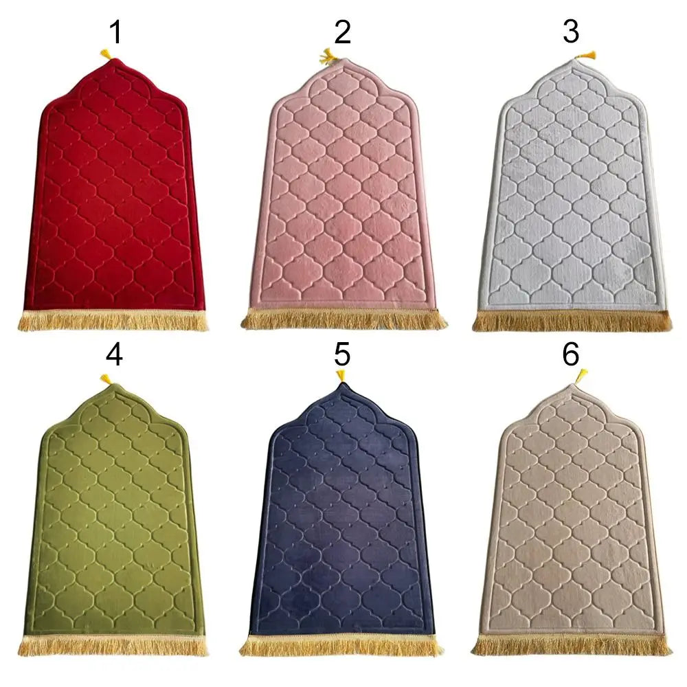 tapis géométrique moderne élégant vert clair bleu marine rouge rose gris clair franges dorées