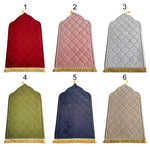 tapis géométrique moderne élégant vert clair bleu marine rouge rose gris clair franges dorées