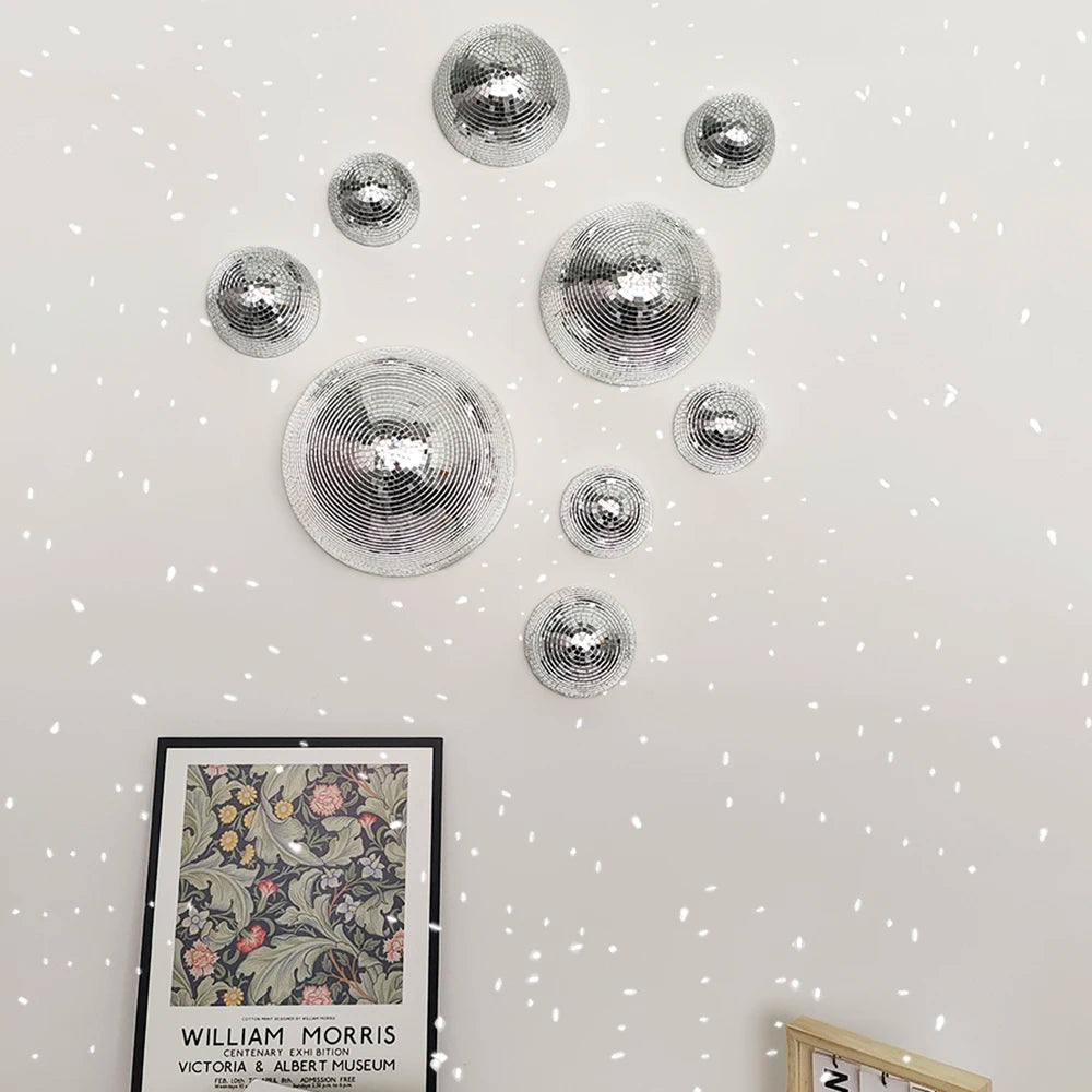 Boule disco murale en miroir rétro sur un mur blanc