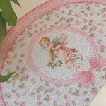 tapis rond antidérapant floral ange rose couleurs vives texture granuleuse vintage français porte chambre