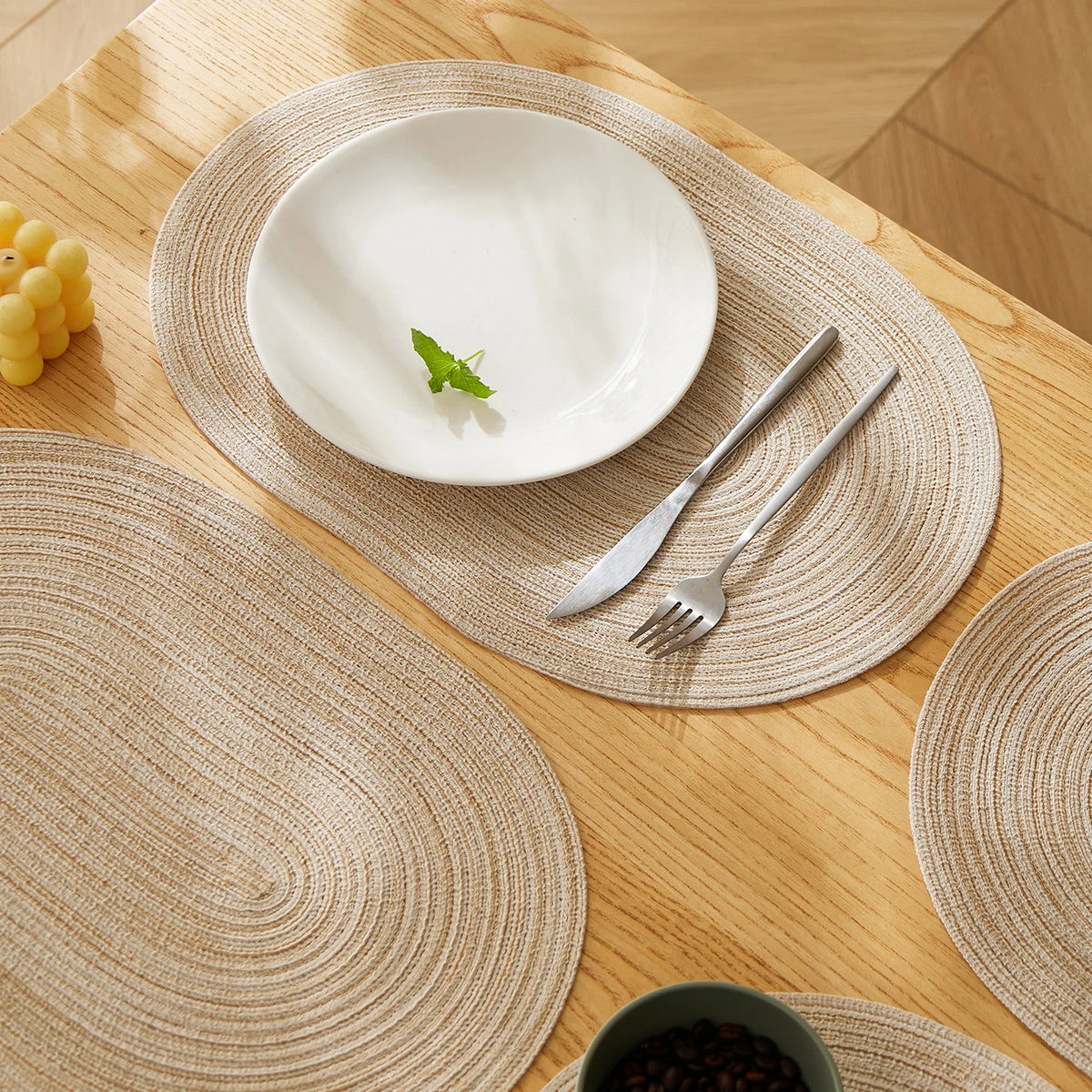 tapis table moderne beige motifs circulaires tissés respectueux environnement 30x45cm assiettes couverts