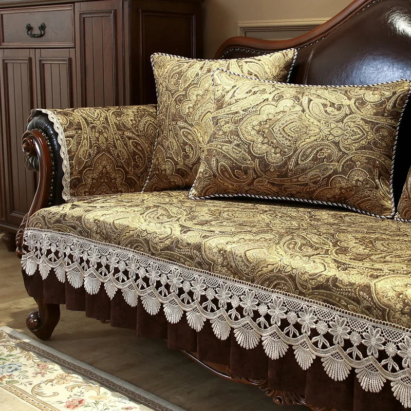 Un canapé avec un motif baroque doré, orné de dentelle blanche élégante, placé dans un décor de style classique.