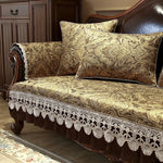 Un canapé avec un motif baroque doré, orné de dentelle blanche élégante, placé dans un décor de style classique.