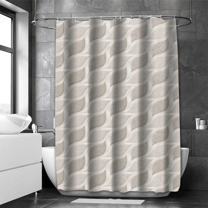 Rideau de douche gris et argenté suspendu dans une salle de bain au design moderne. Le rideau, se marie parfaitement avec les accessoires de plomberie brillants de la baignoire et les murs carrelés. Cette image représente la combinaison idéale d'une plomberie pratique et d'une décoration de salle de bains élégante.