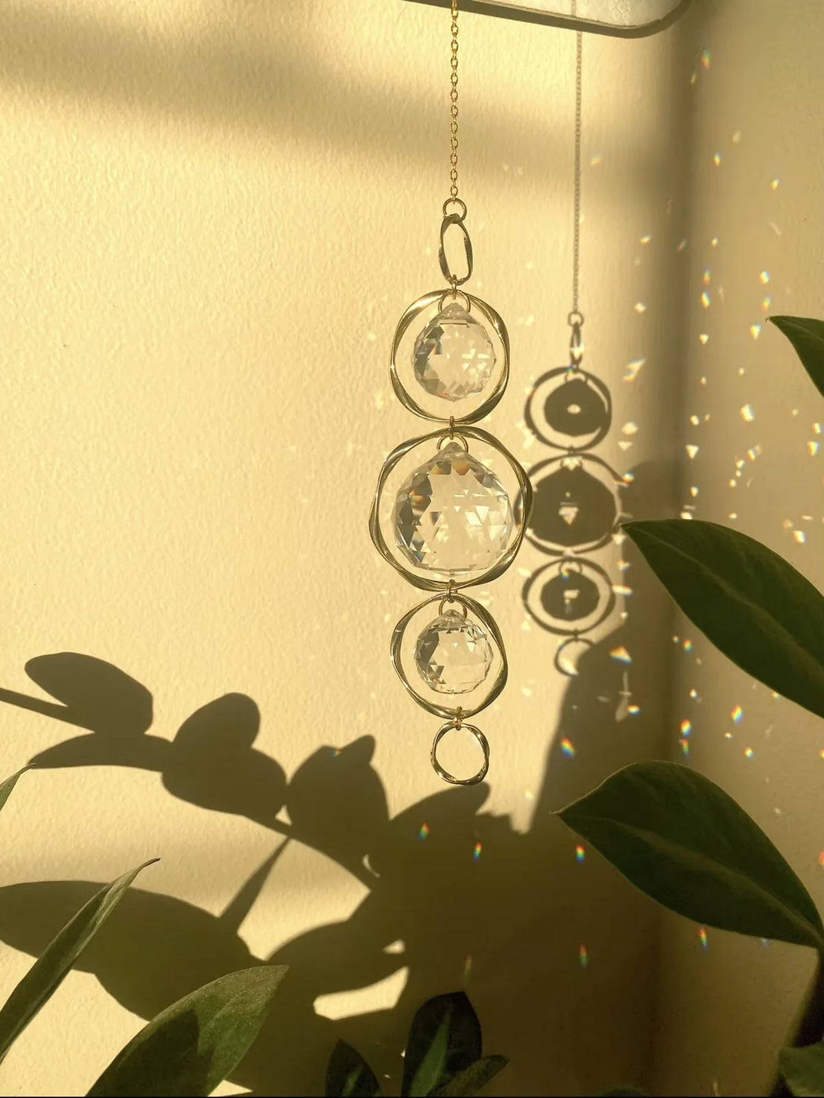 décoration murale boho chic or blanc translucides motifs soleils chambre cascade