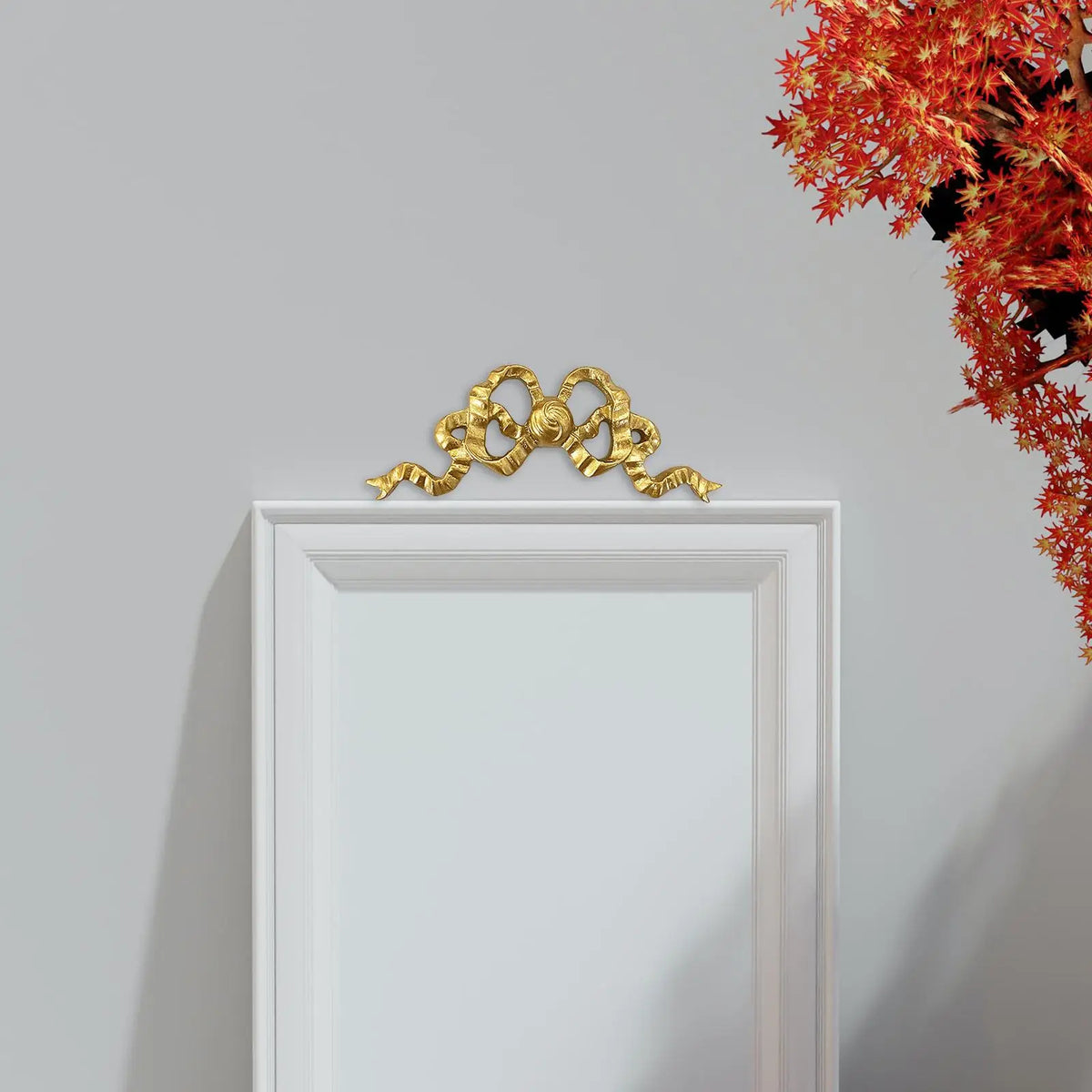 décoration murale résine ruban noué rosace ornementale cadre blanc miroir cactus feuilles verte chambre