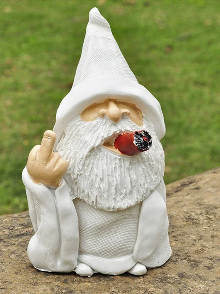 figurine jardin gnome blanc rouge barbe blanche chapeau pointu humoristique signe paix