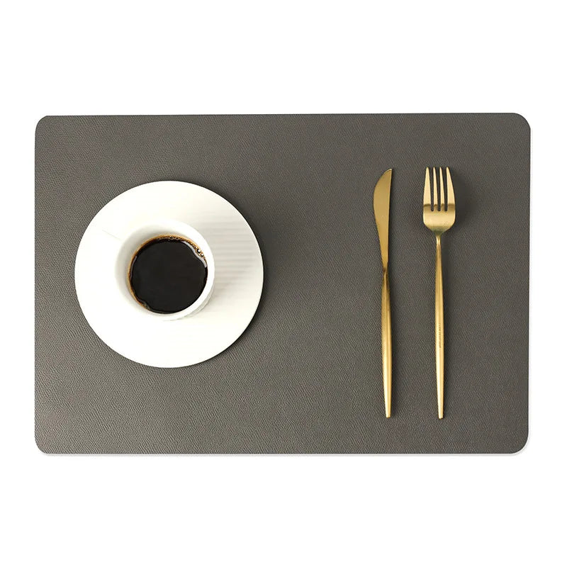 serviettes table moderne bleu marine vert foncé texture cuir minimaliste respectueux environnement opaques